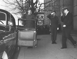 MacArthur enters limo
